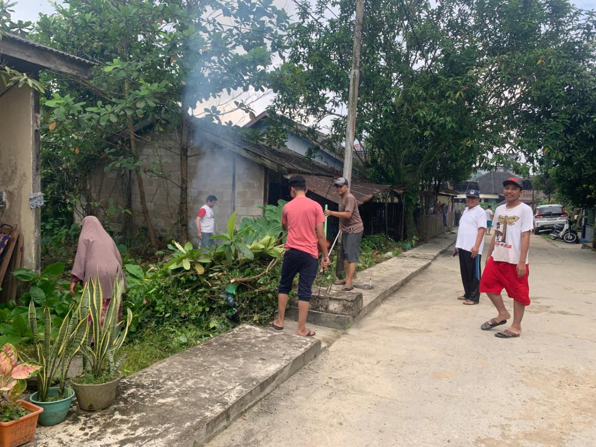 Kerja bakti pemotongan pohon