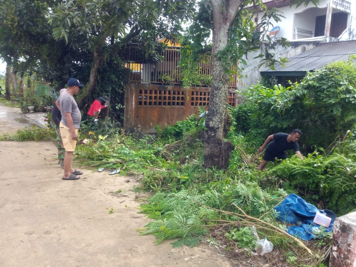 Kerja Bakti Rumah Kosong