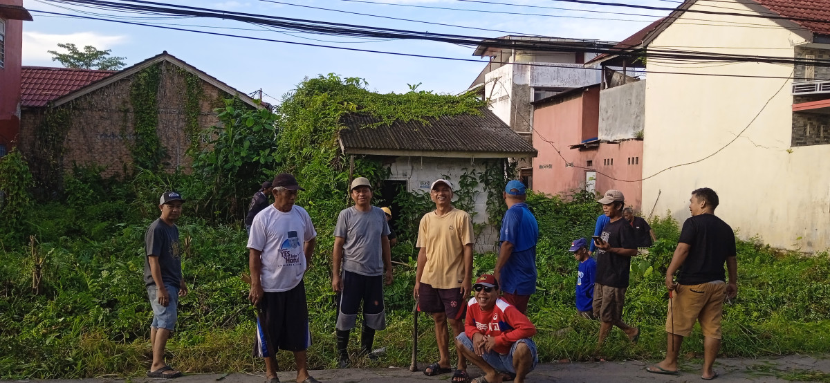 Membersihkan parit