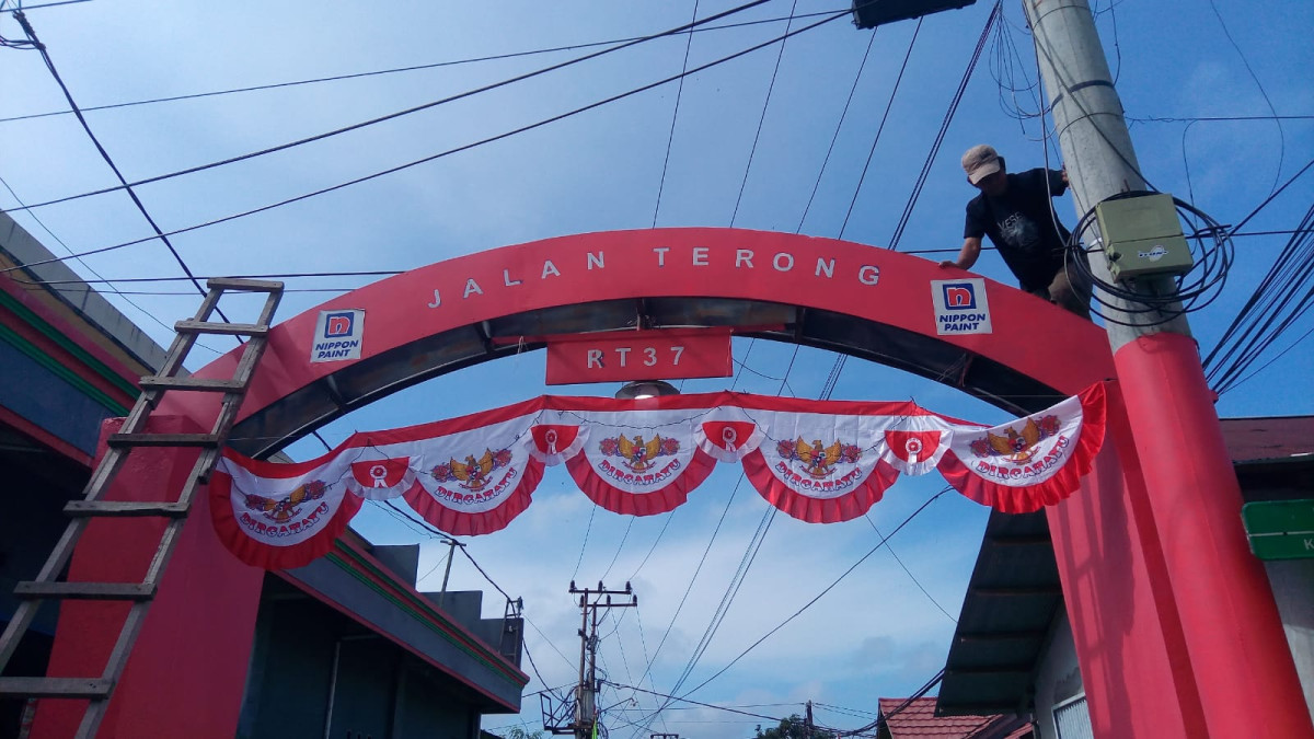 Mengecat tiang umbul umbul