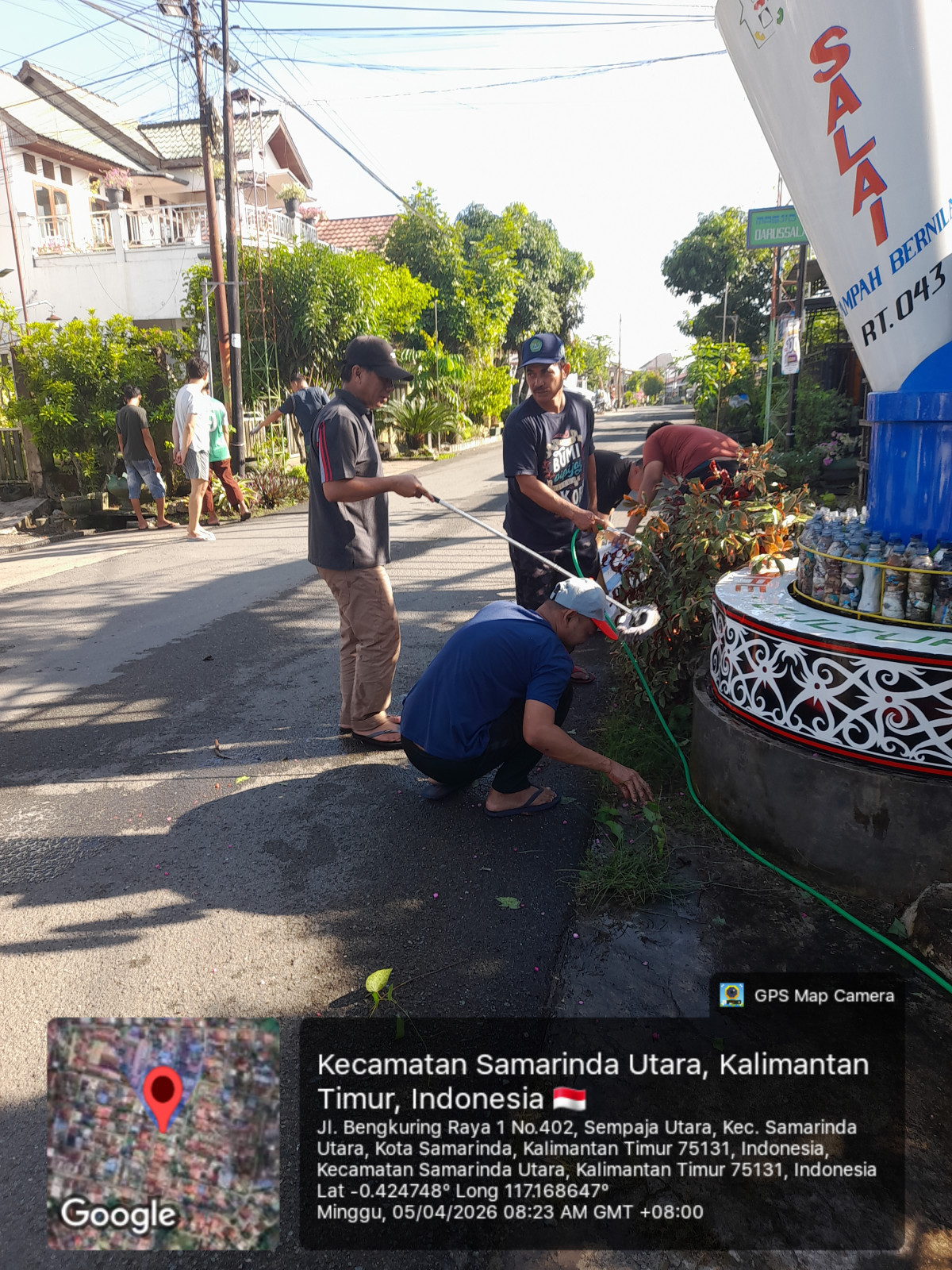 Bersih bersih lingkungan pasca lebaran bersama warga RT 43