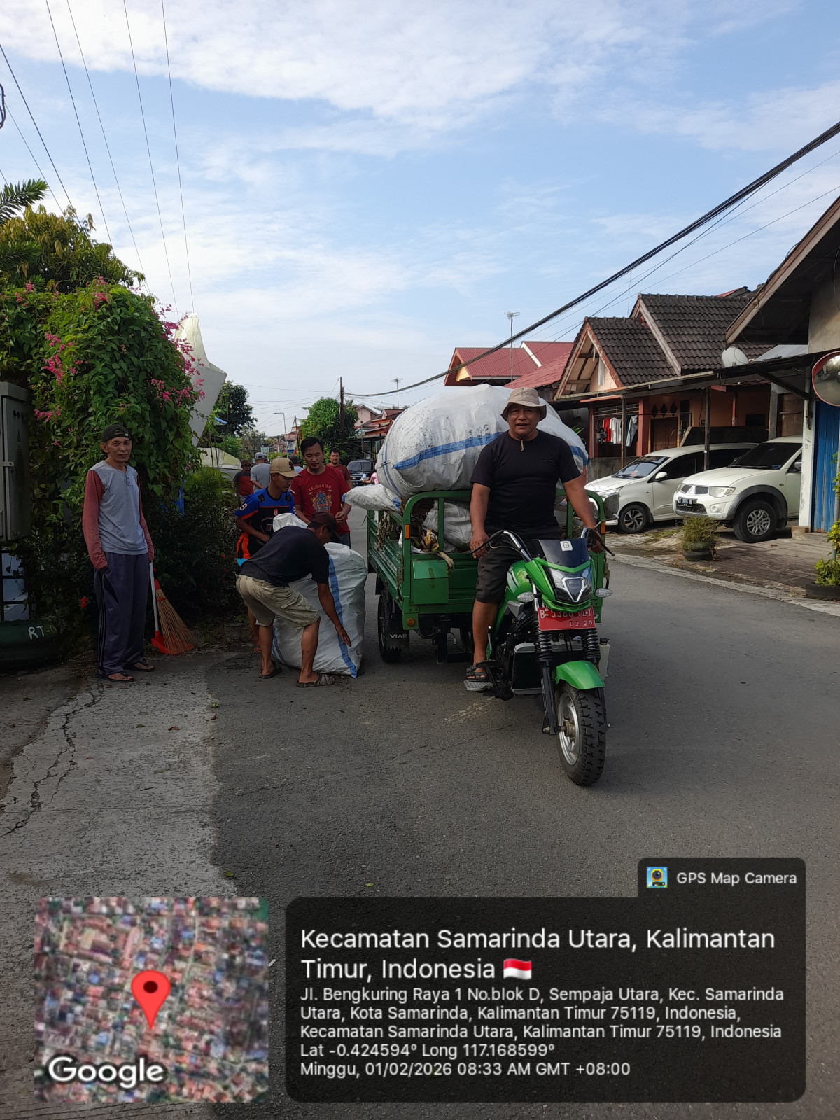 Kerja bakti bersama warga RT 43
