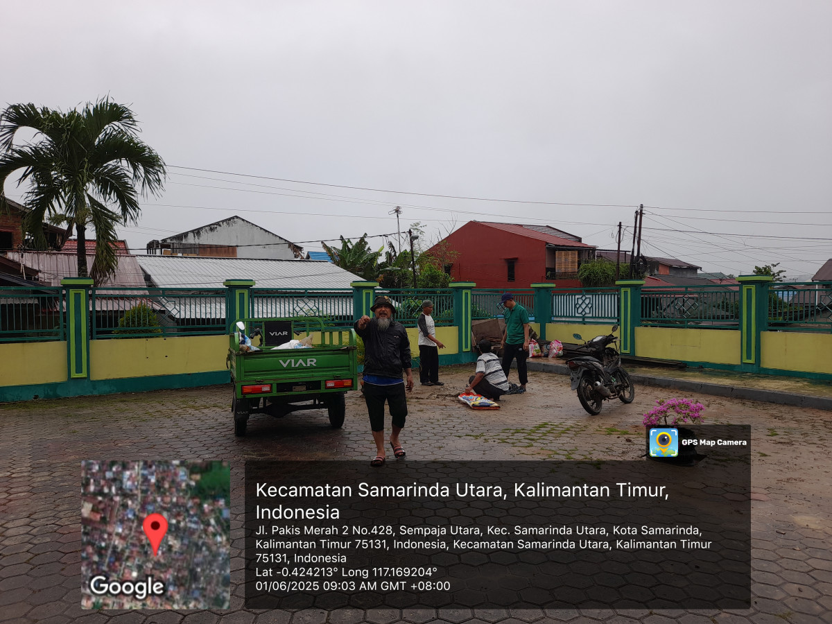 Kerja bakti rutin bersama warga RT 43