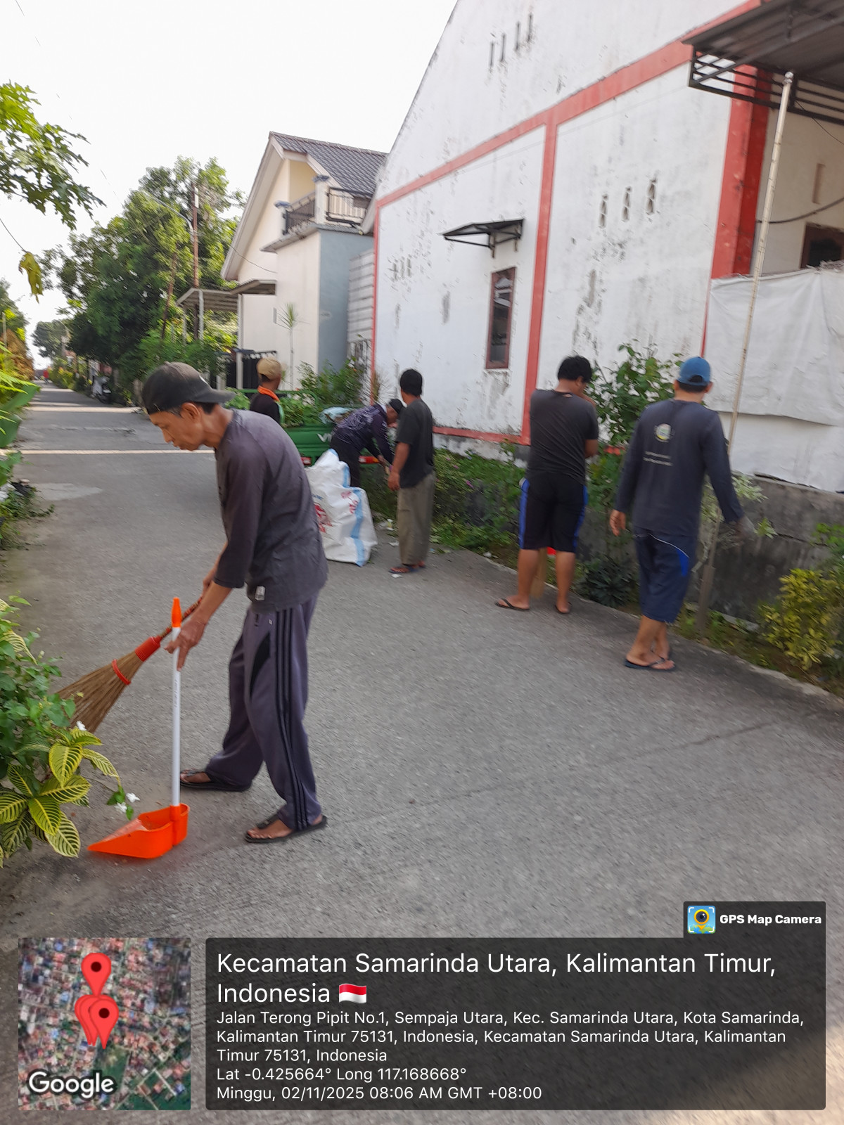 Kerja bakti bersama warga RT 43