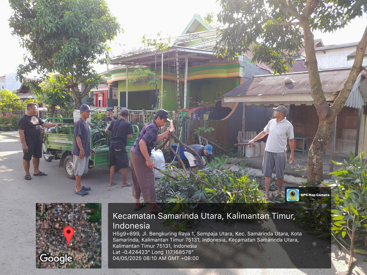 Kerja bakti rutin bersama warga RT 43