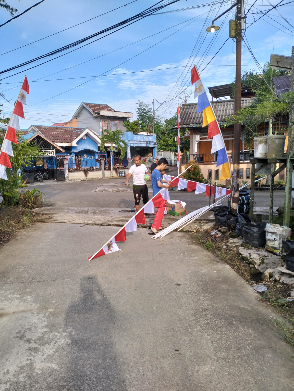 Membersihkan lingkungan disekitar pos kamling..dan