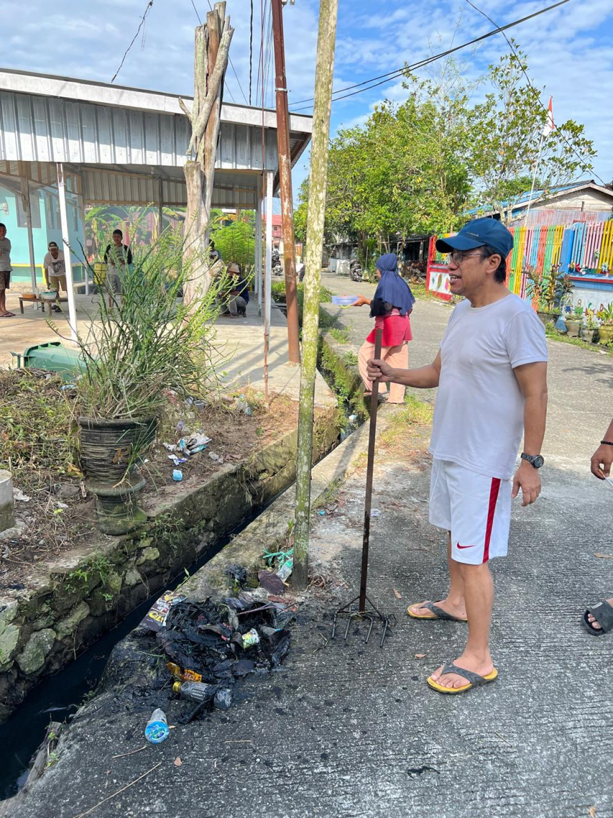 Pembersihan Parit Jl Bayam 6 dan Jl. Bayam 2