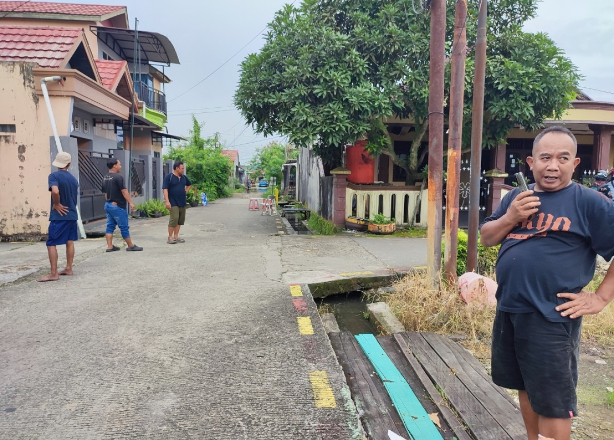 Membersihkan jalan jalan di lingkungan RT 48 pasca nanjir