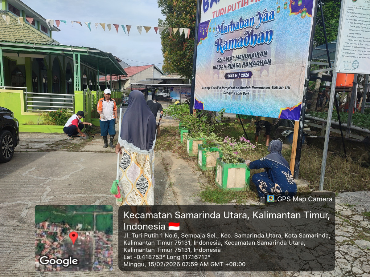 Kerja bakti warga membersihkan lingkungan