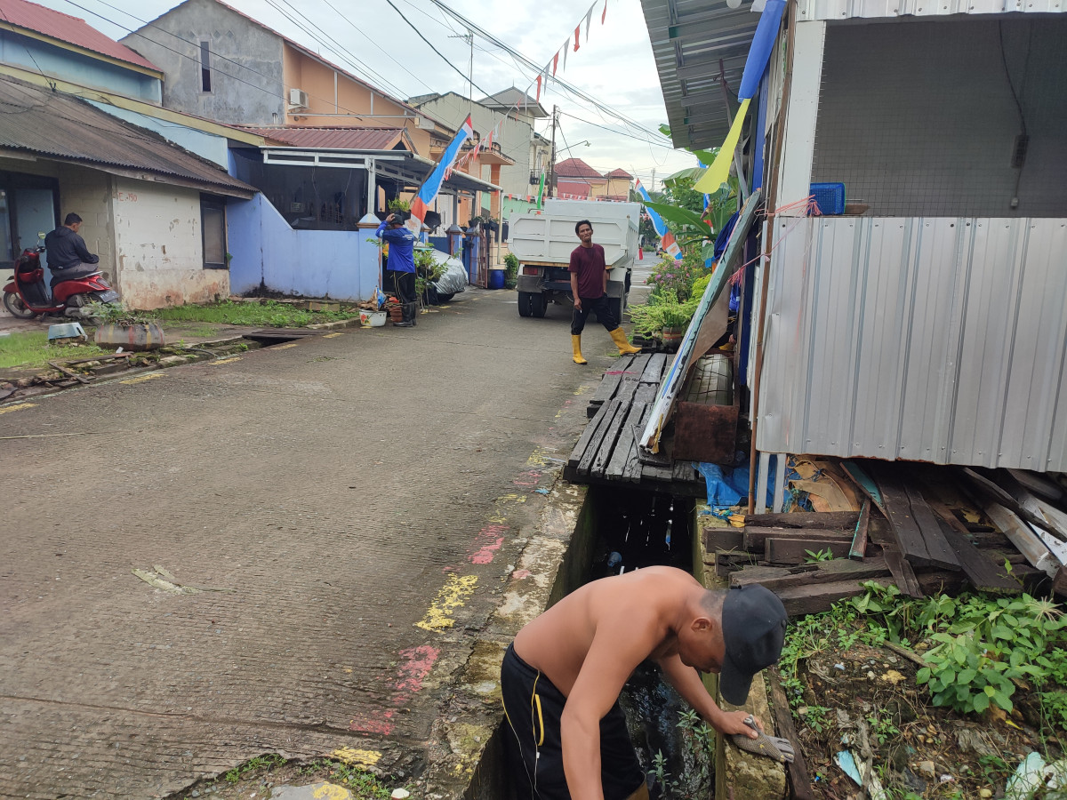 Kerja bakti masih membersihkan drainase
