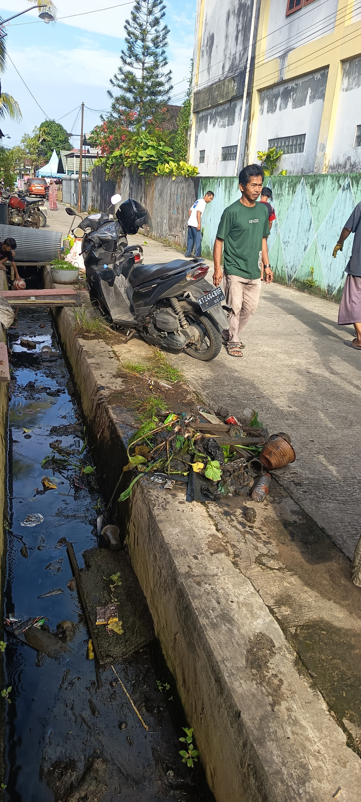 Bersih kan parit/gorong gorong