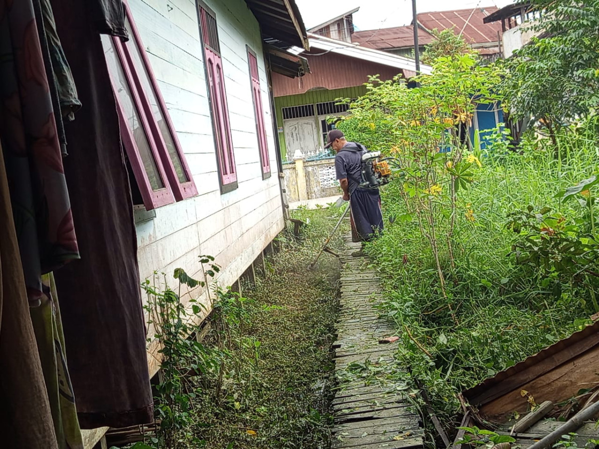 Gotong Royong Membersihkan Lingkungan