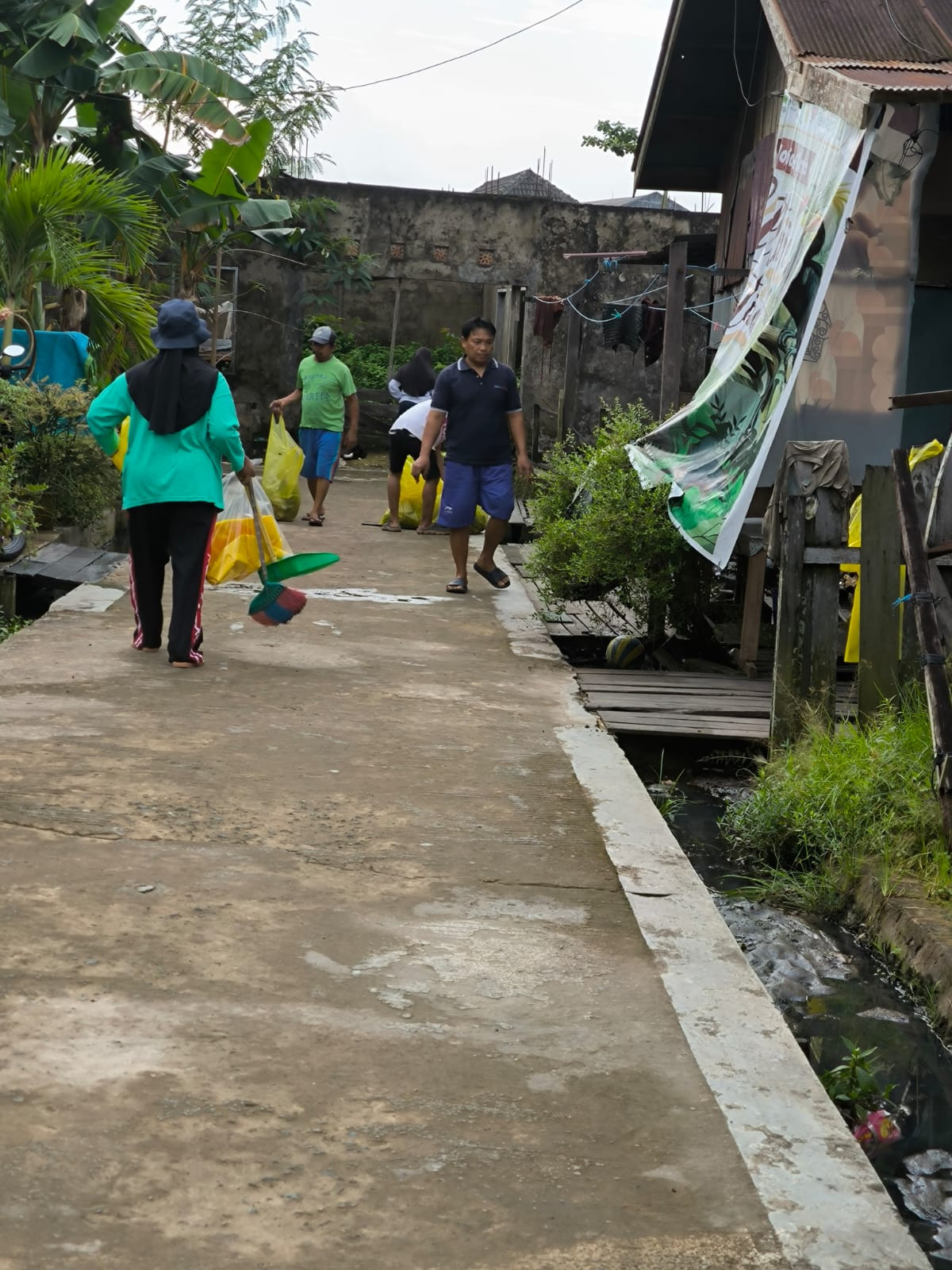 Gotong royong (pembersihan lingkungan sampah)