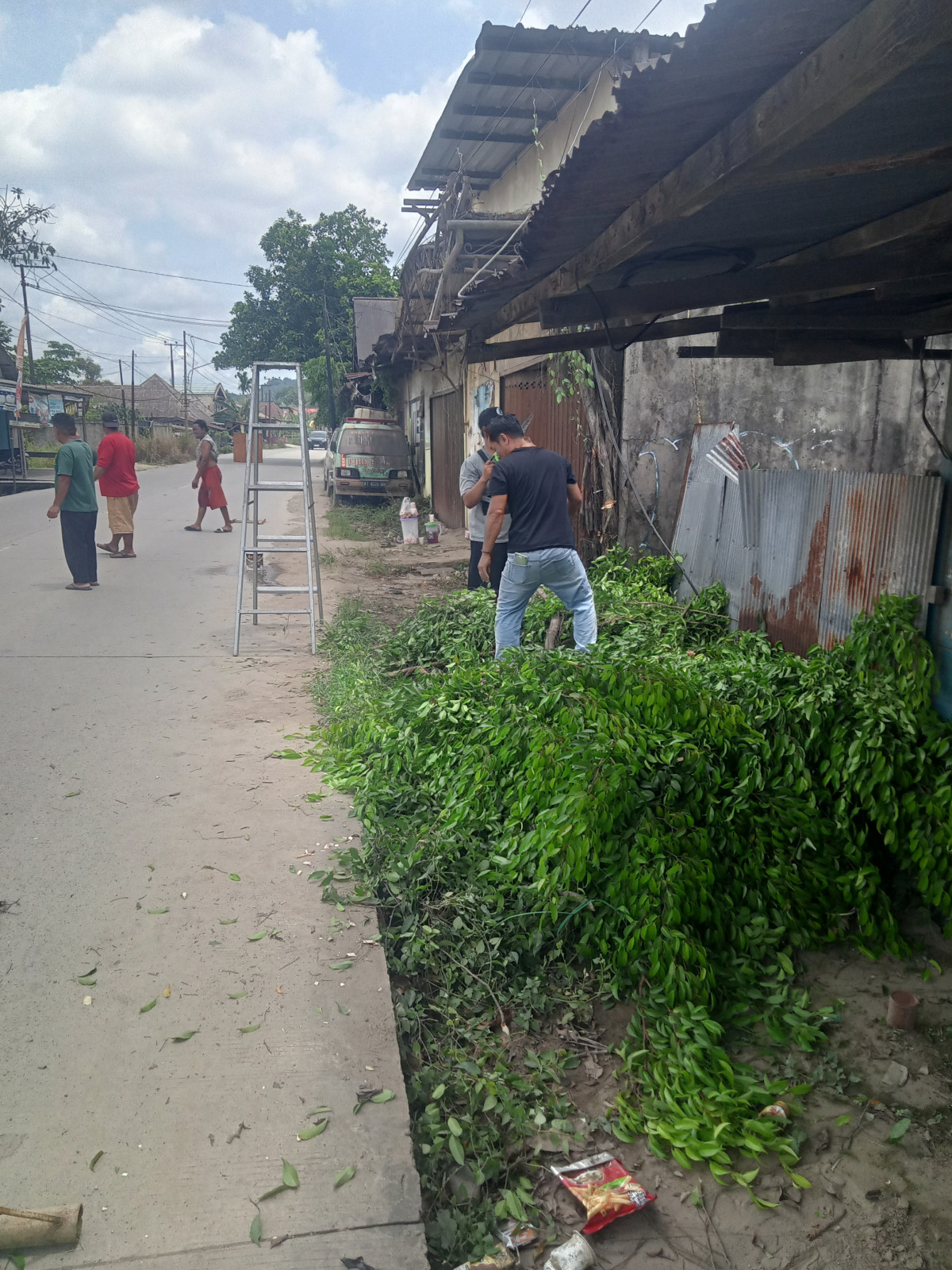 Kerja Bakti penebangan pohon