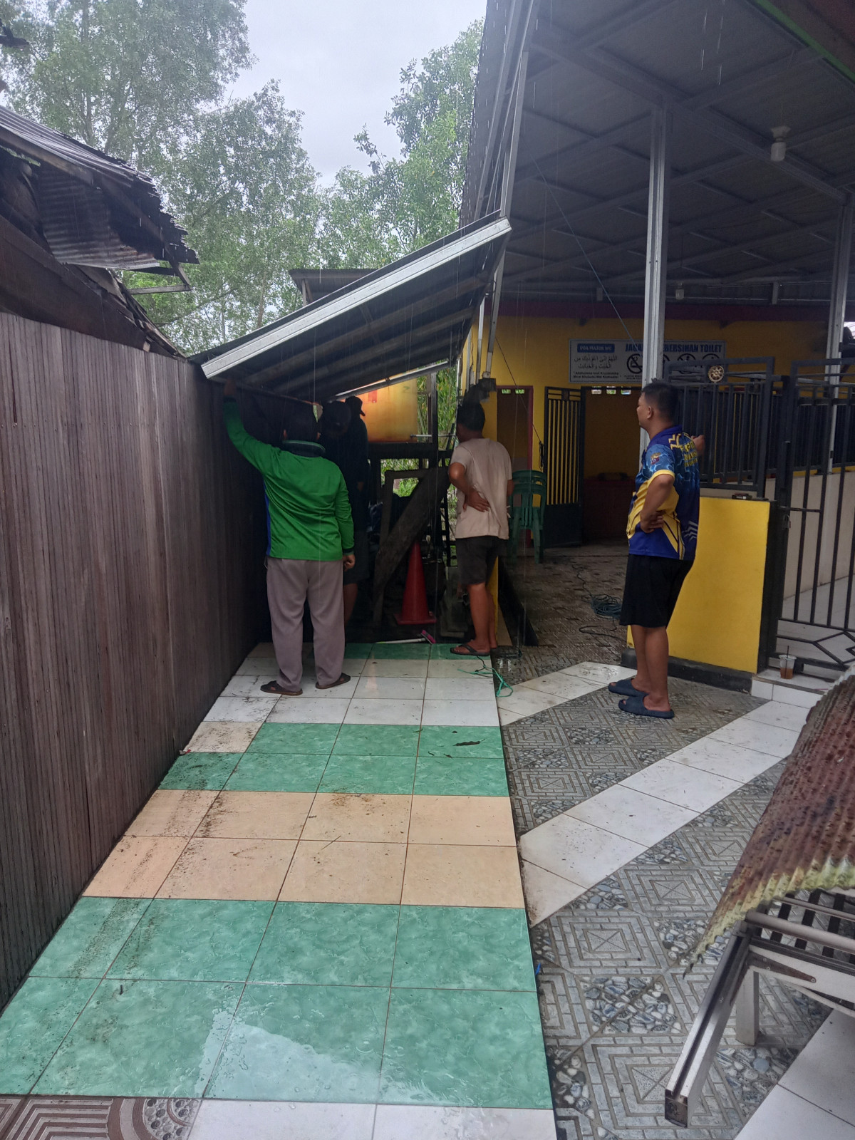 Kerja bakti pembuatan tempat gudang rukun kematian ar rahman