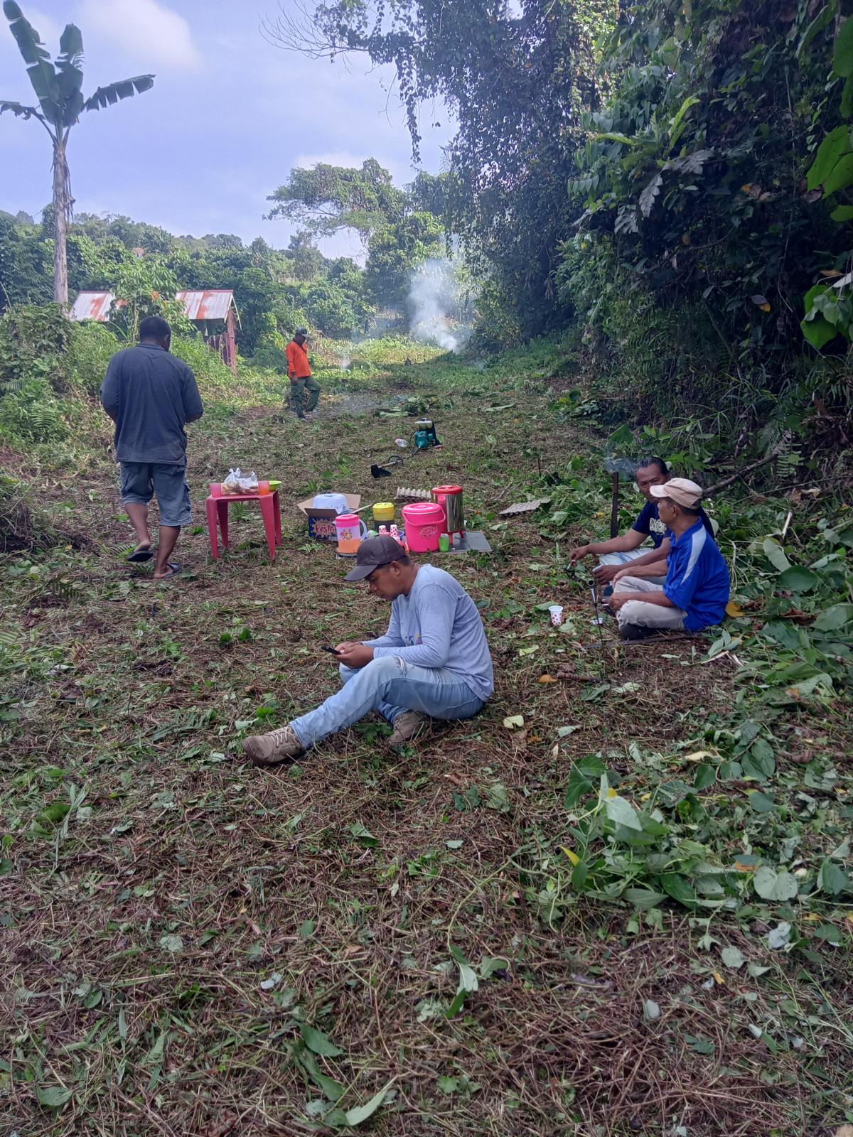 Gotong royong gabungan RT 73, 31, 32, 27, 28 dan 26