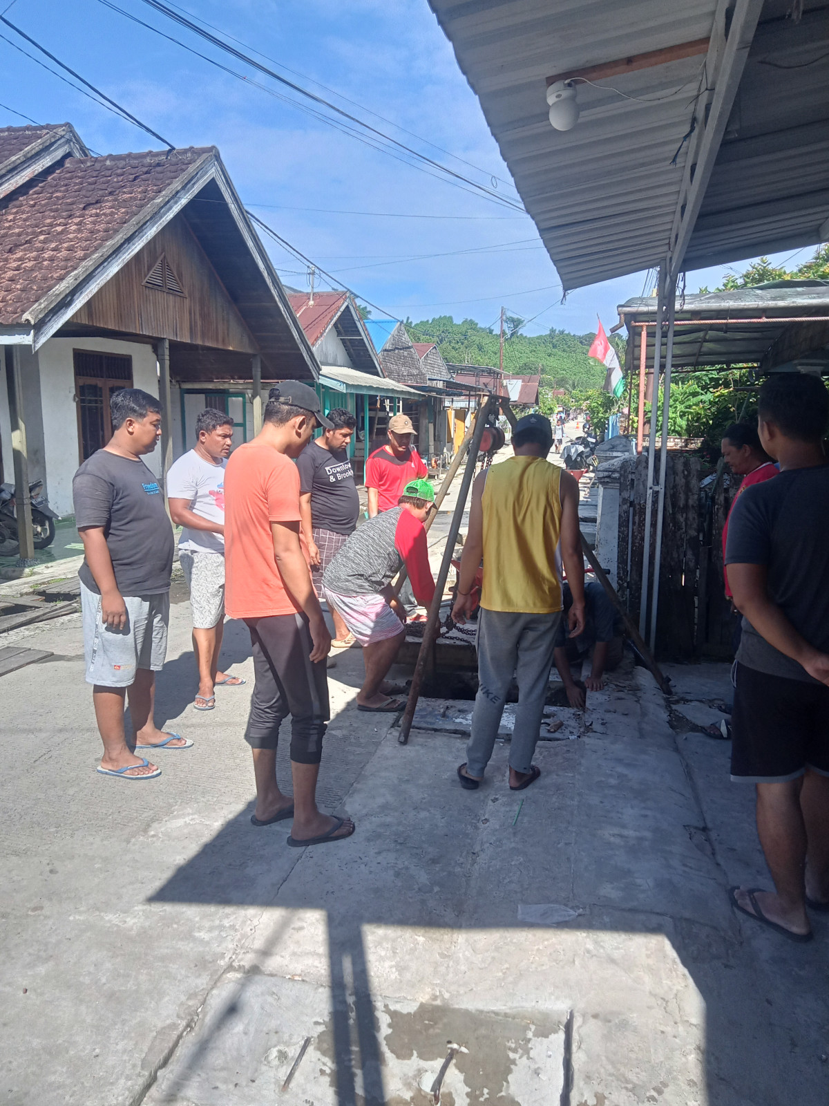 Kerja Bakti membersihkan drainase dan perkarangan rumah masing warga RT. 26 dan 32