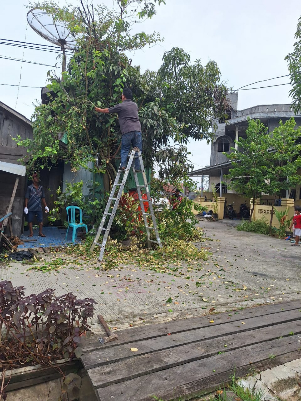Gotong Royong di Wilayah RT 75 Gg Pelopor 3
