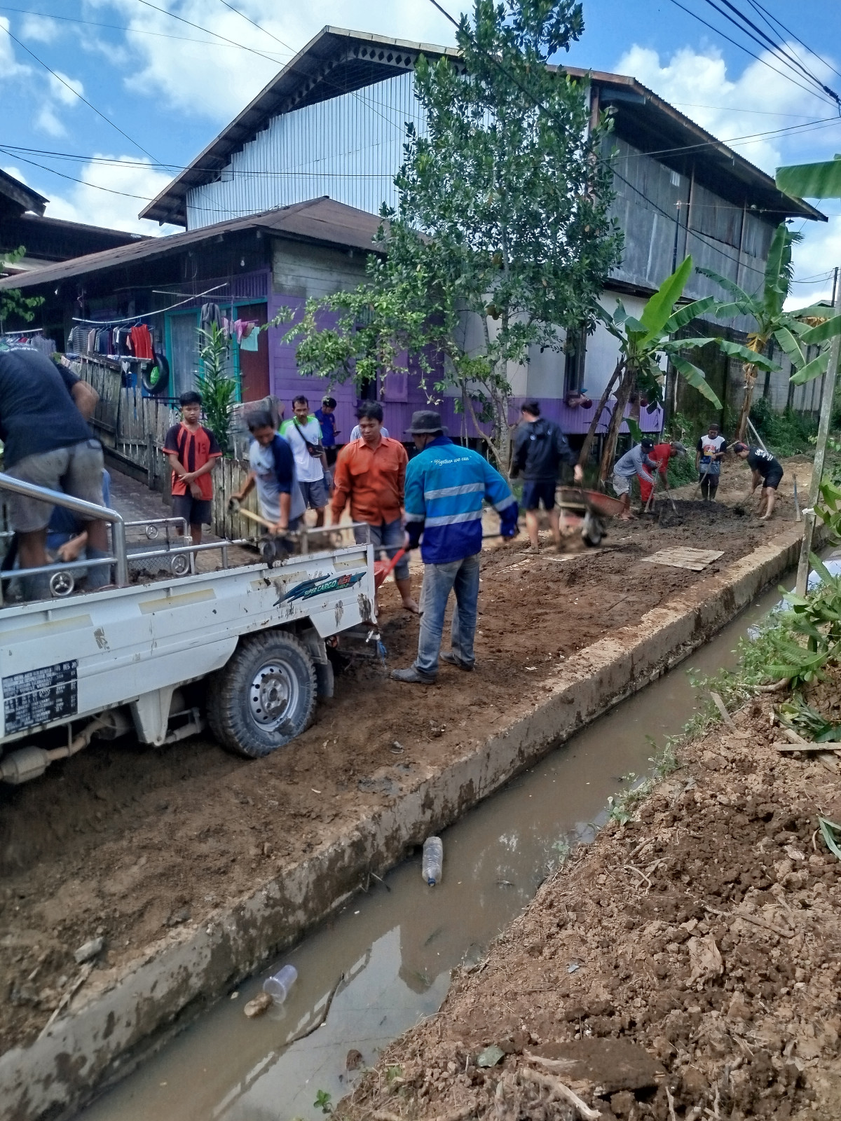 Pengurukan GG Mastur dan pembersihan parit dijln Sendawar depan pesantren at tanwir