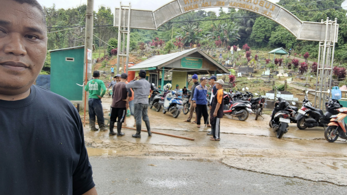 Gotong royong warga d jln Sendawar RT 03