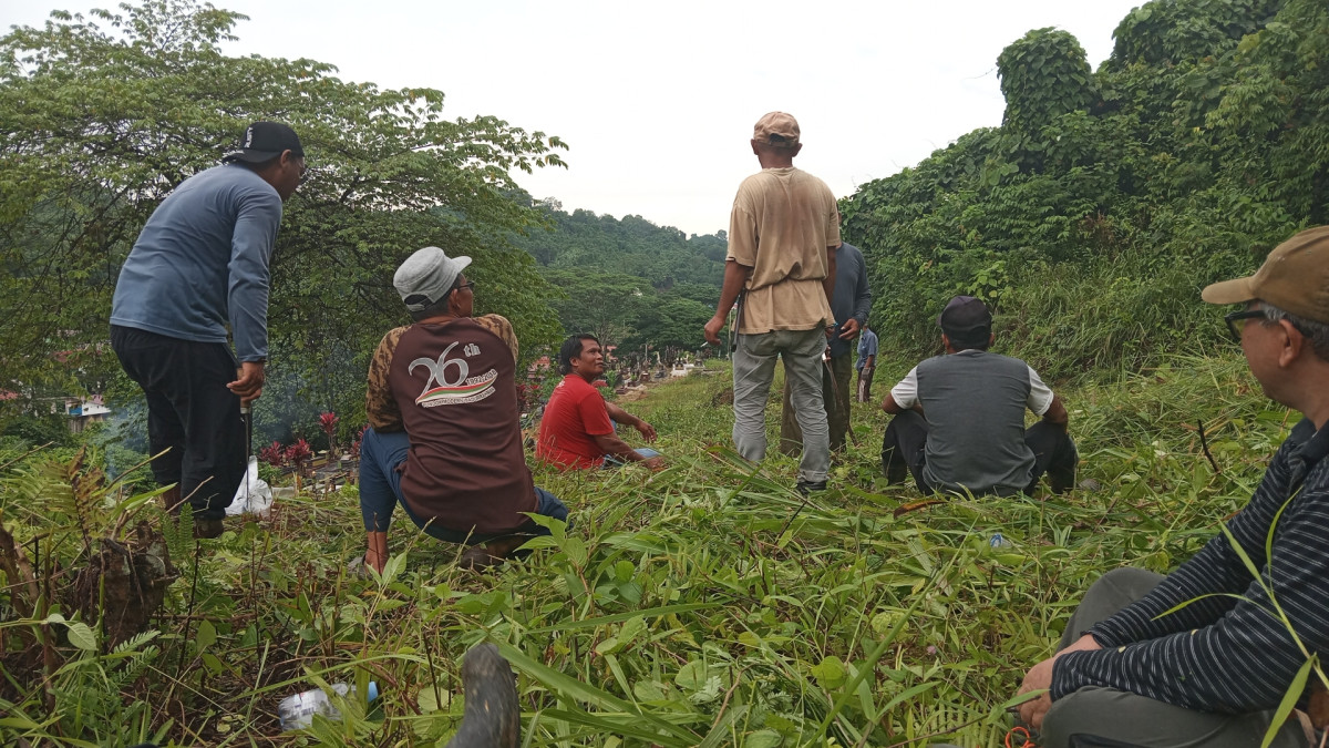 Gotong royong Kuburan muslim plamboyan
