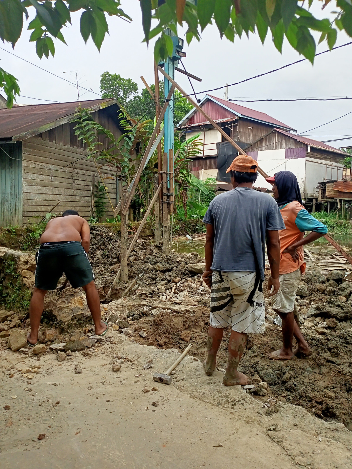 Gontong royong bungkar pondasi jalan gang mastur