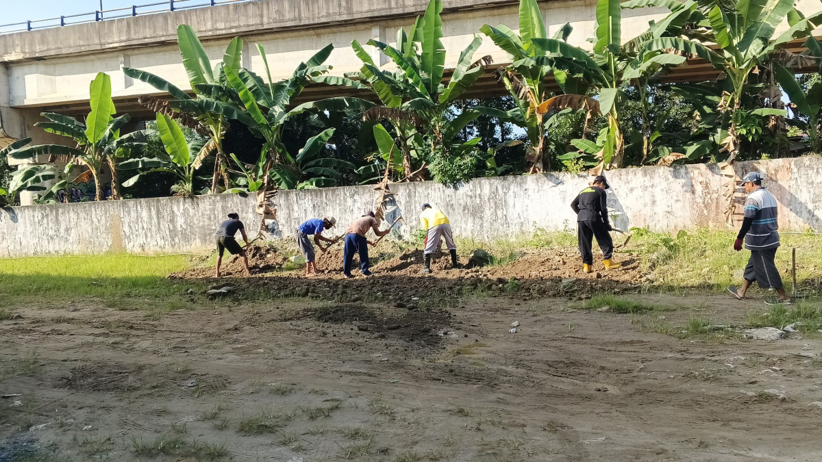 Gotong royong bersama RT 20 dan rt03