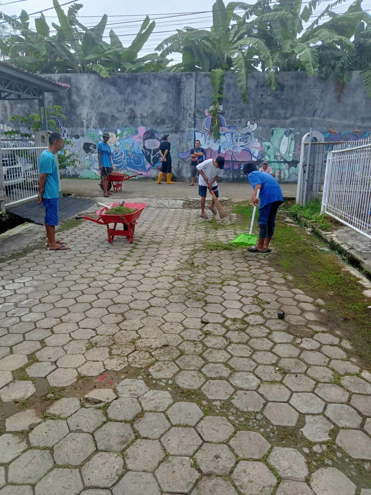 Kerja bakti bersama warga RT 01