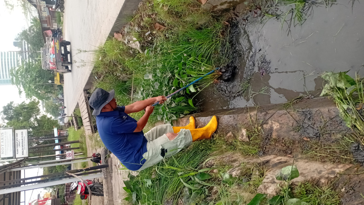 pembersihan paret jln Untung suropati