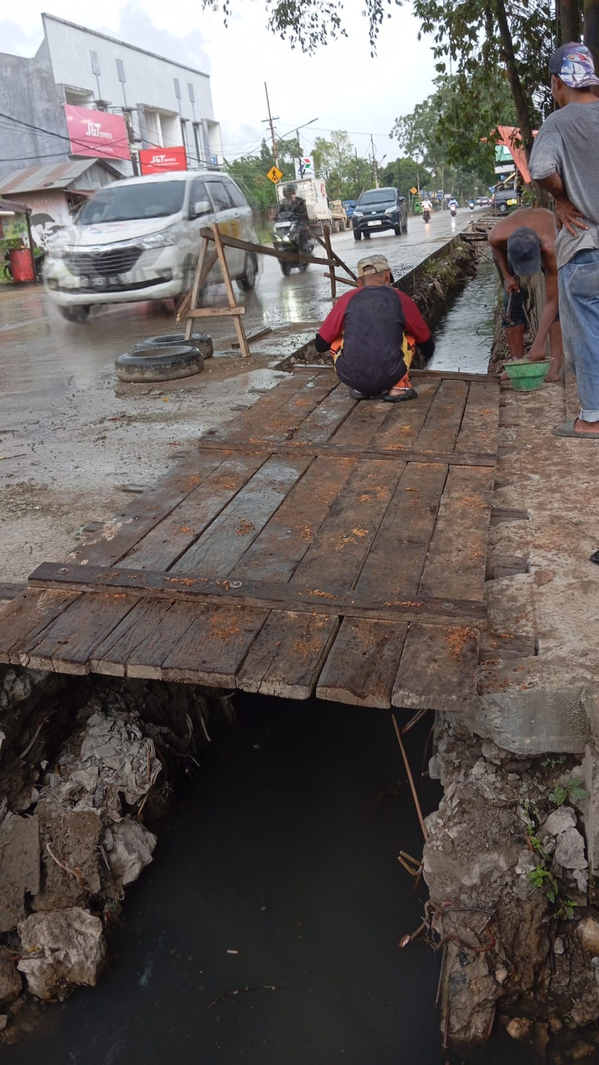 Gotong Royong pembuatan jembatan blok HHH