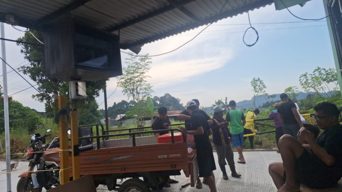Membersihkan parit