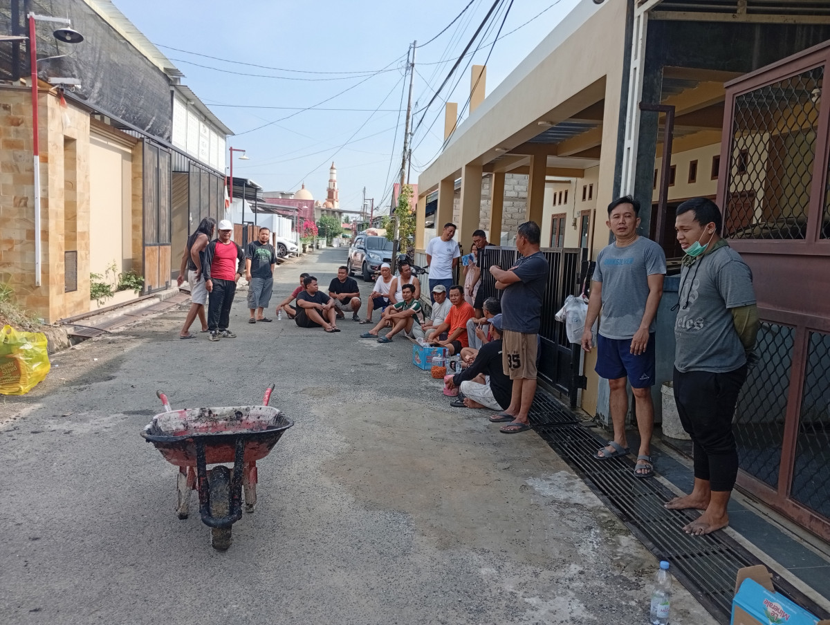 Membersihkan parit
