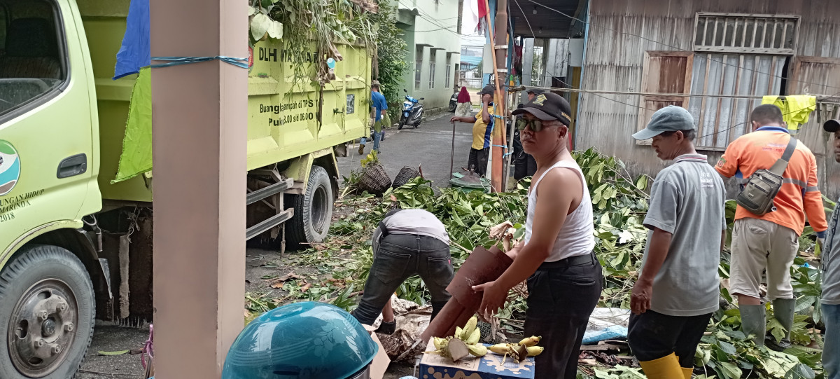 Gotong royong membersihkan lingkungan