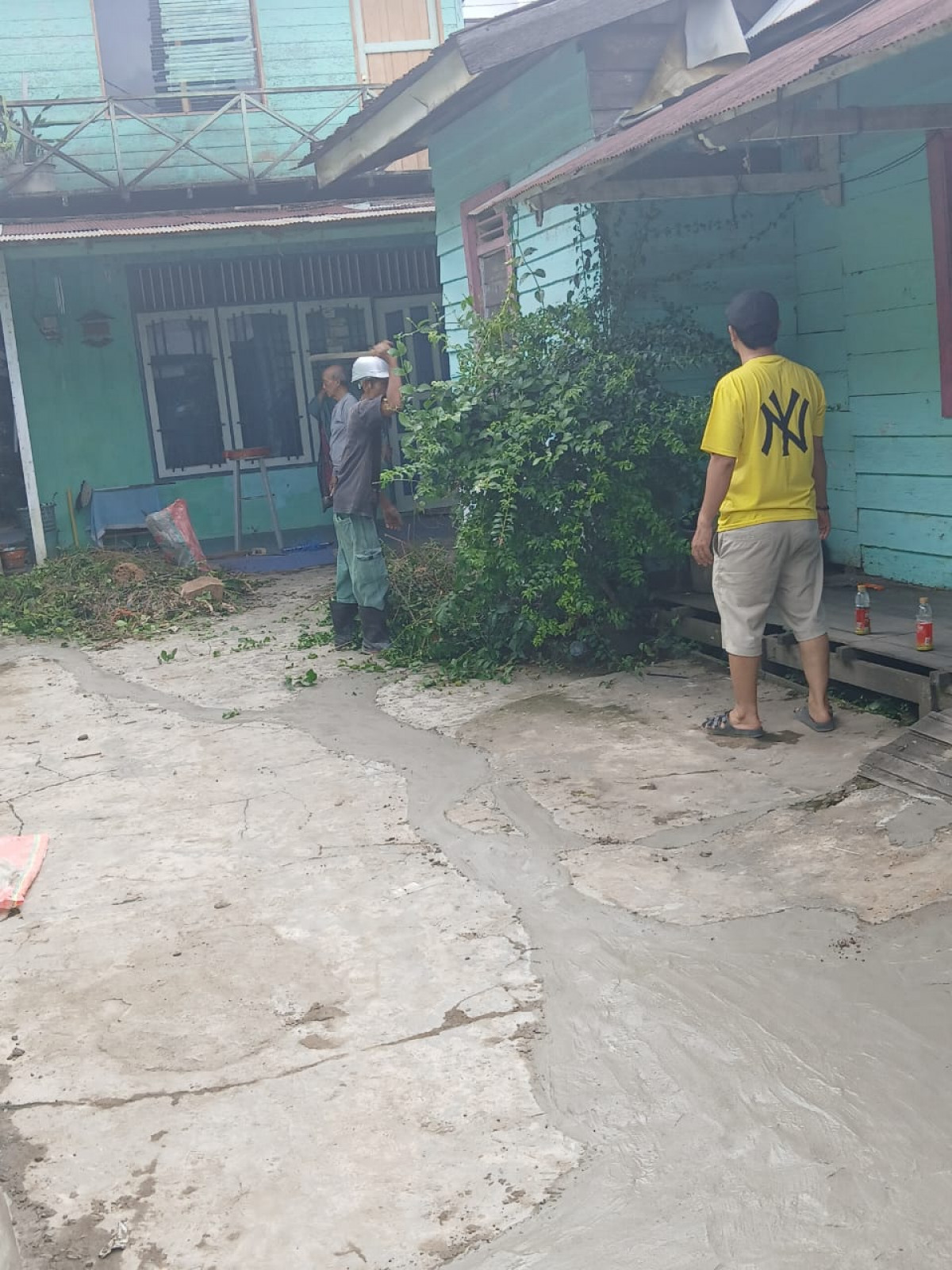 Kerja bakti di lingkungan RT 27