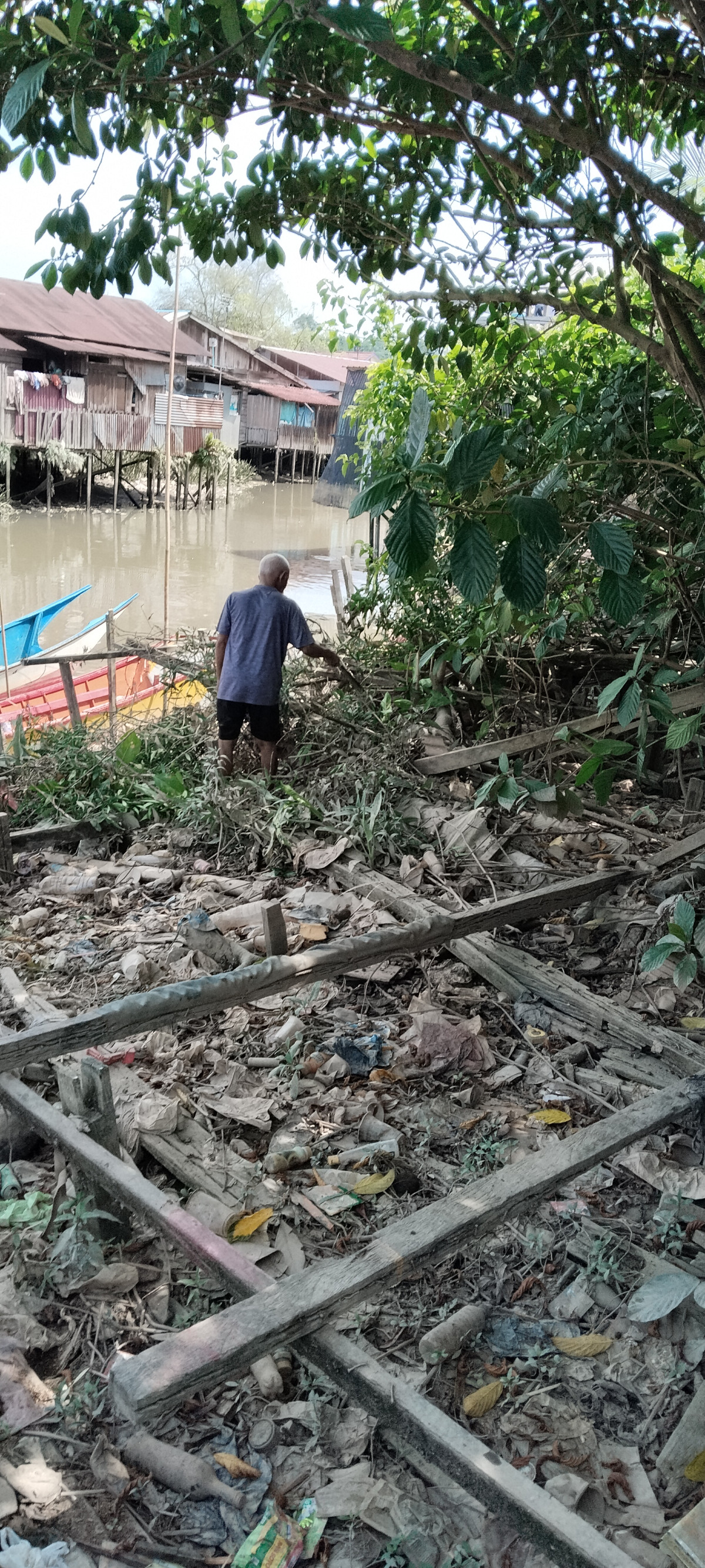 Bersih bersih bantaran sungai karang asam ilir