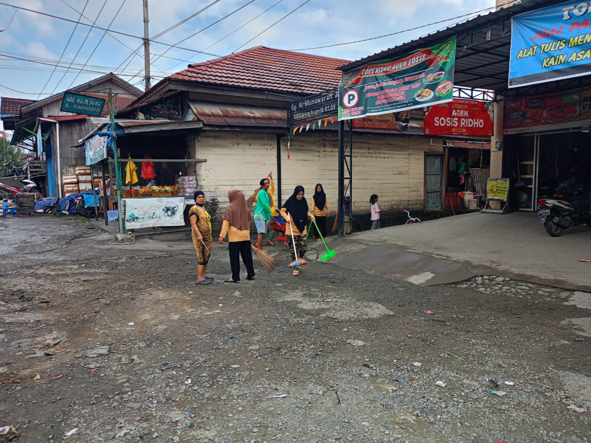 Bersih-bersih lingkungan