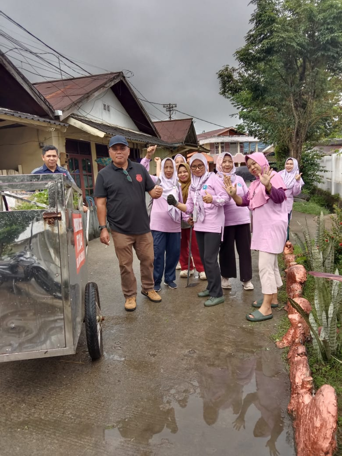Bersih-bersih lingkungan (pungut botol plastik dan sampah di jalan)
