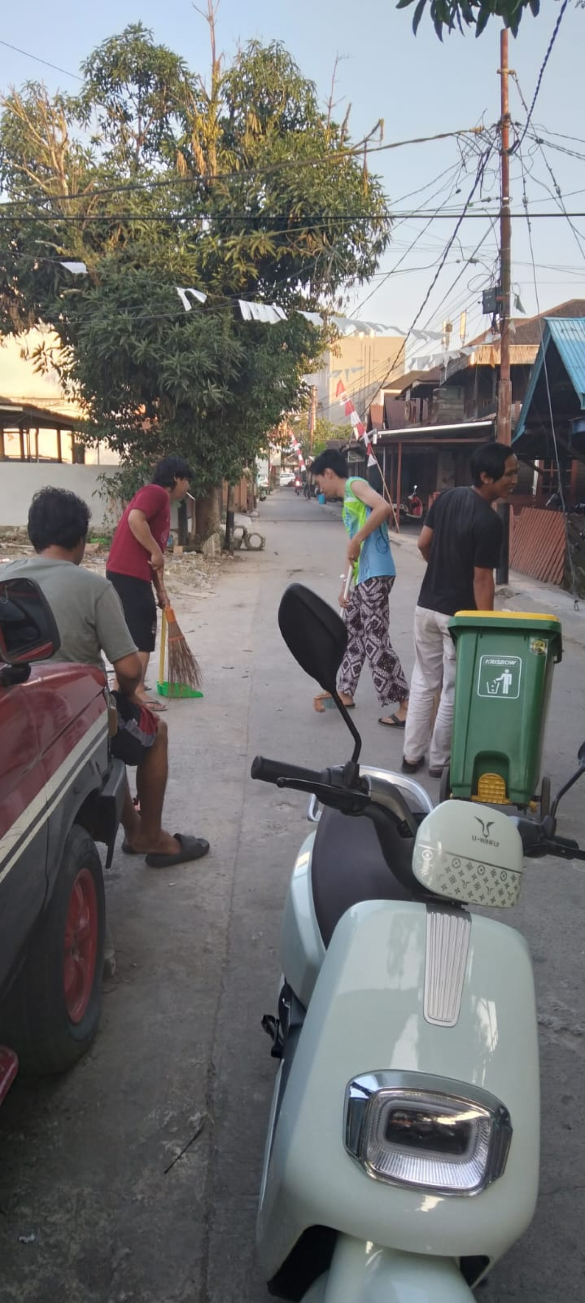 Bersih-bersih lingkungan