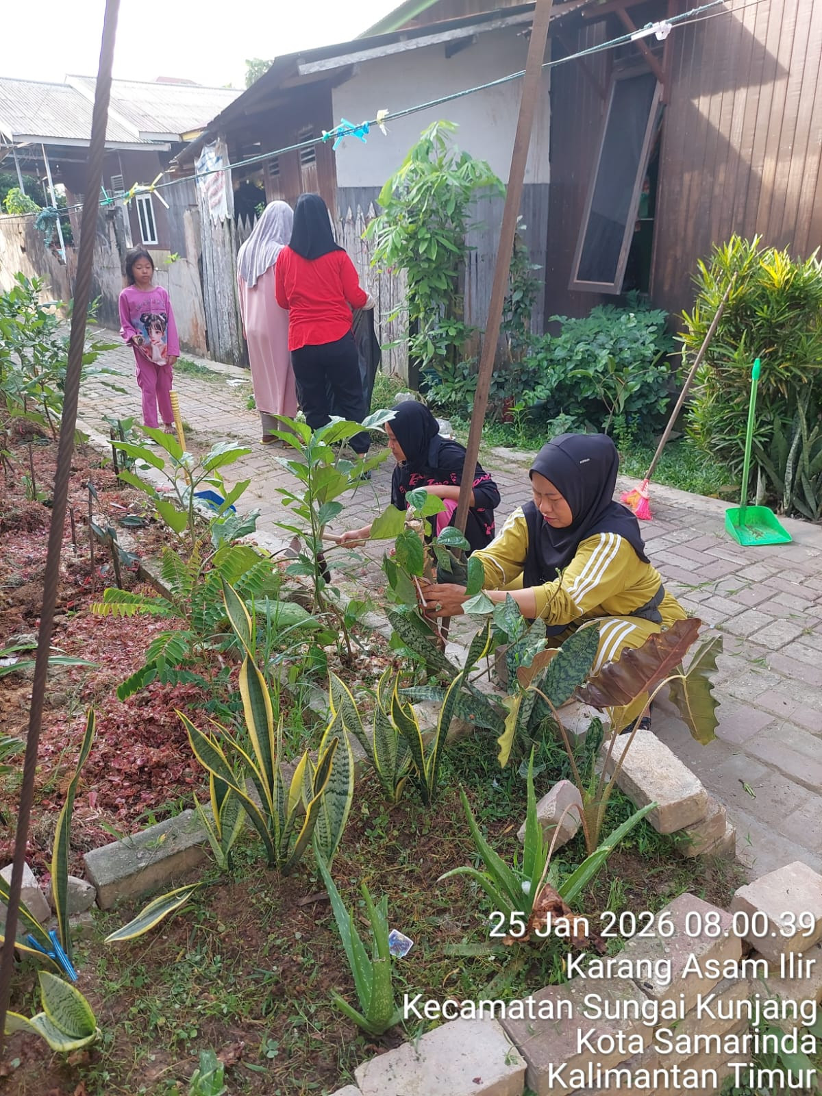 Bersih-bersih lingkungan