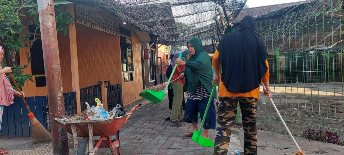 Bersih-bersih lingkungan dan pemasangan lampu gapura