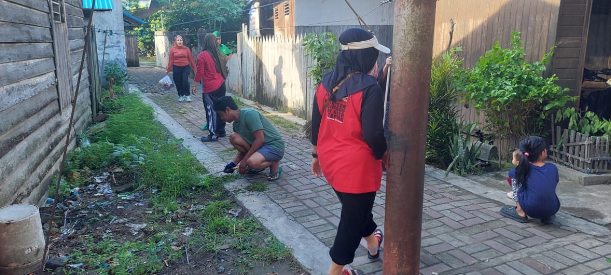 Bersih-bersih lingkungan