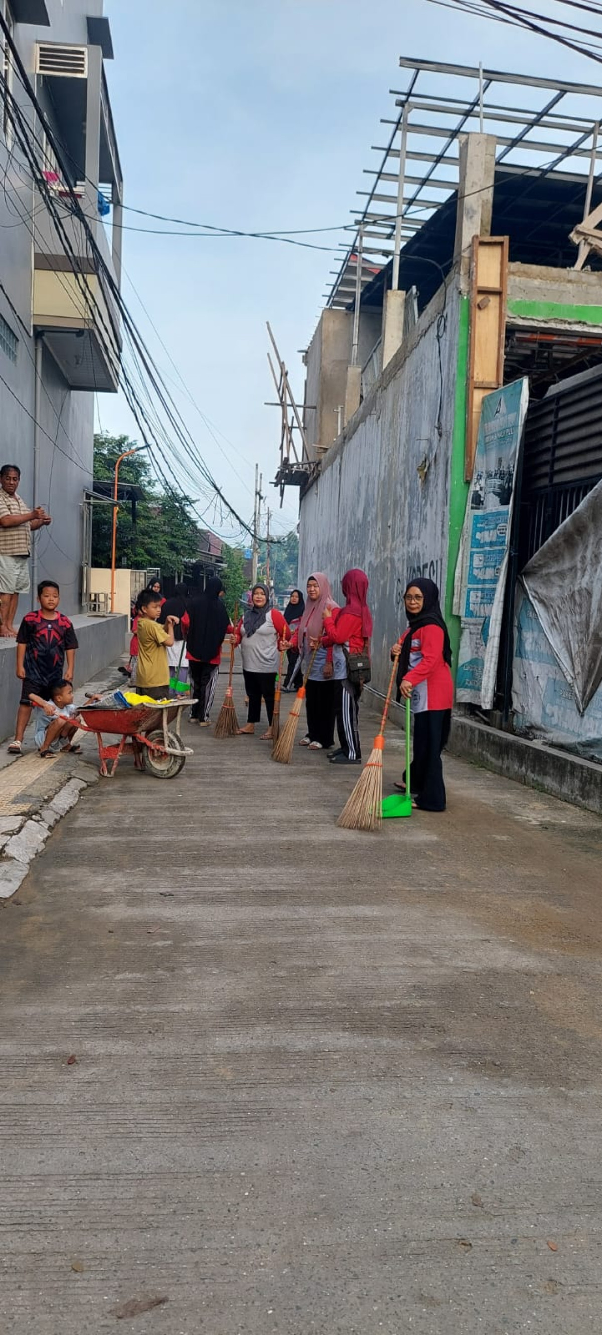 Bersih bersih lingkungan