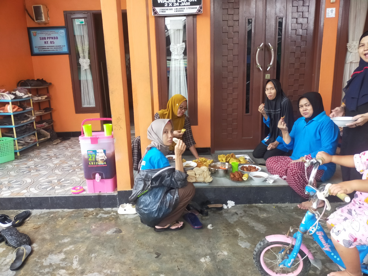 Gotong royong di lingkungan rt.05