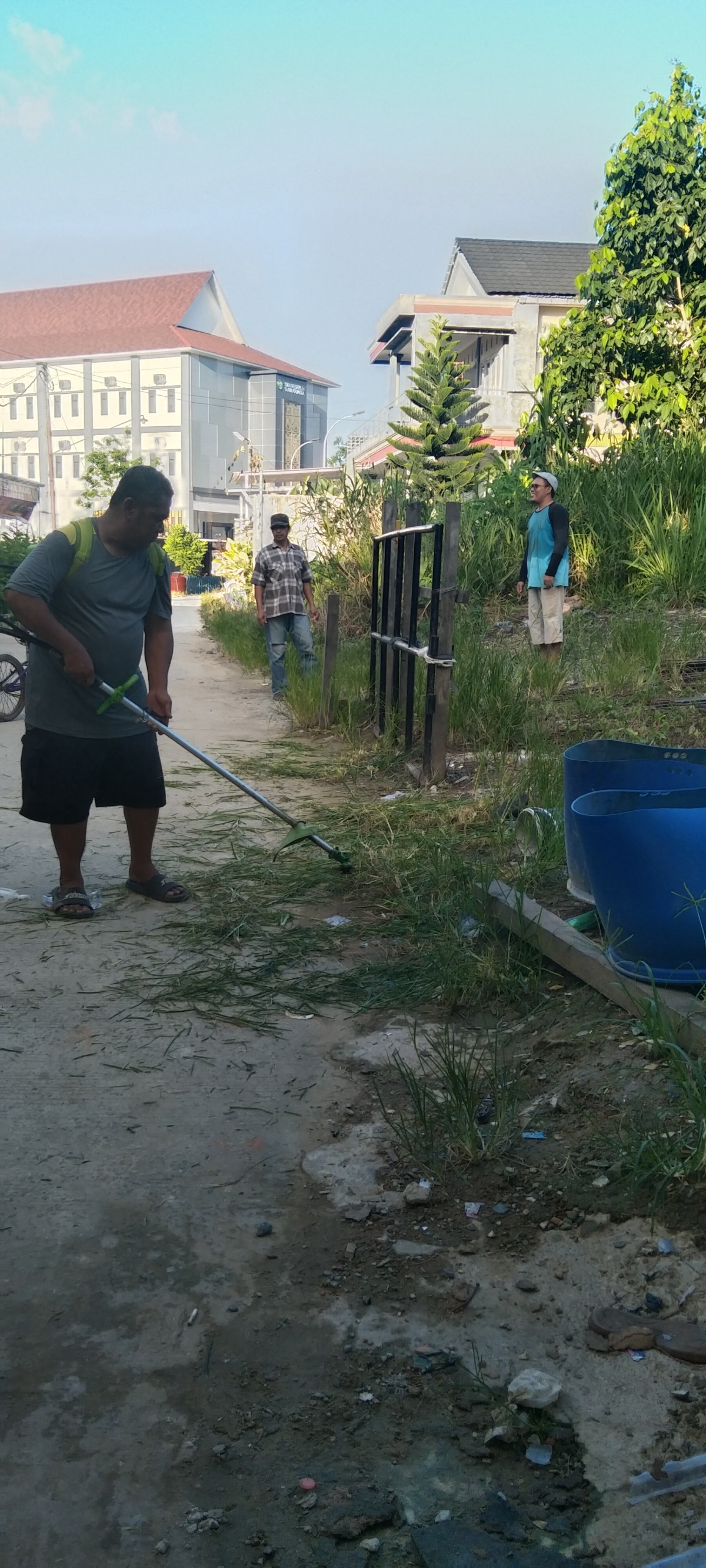 Gotong royong di jl.poros Rapak indah permai