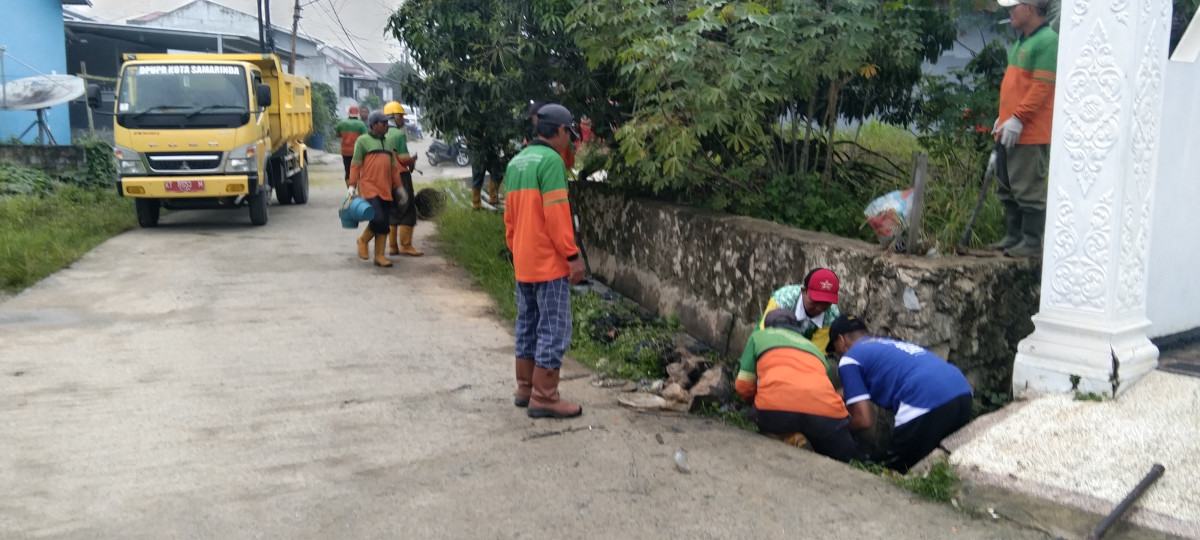 Gotong royong membersihkan drenase