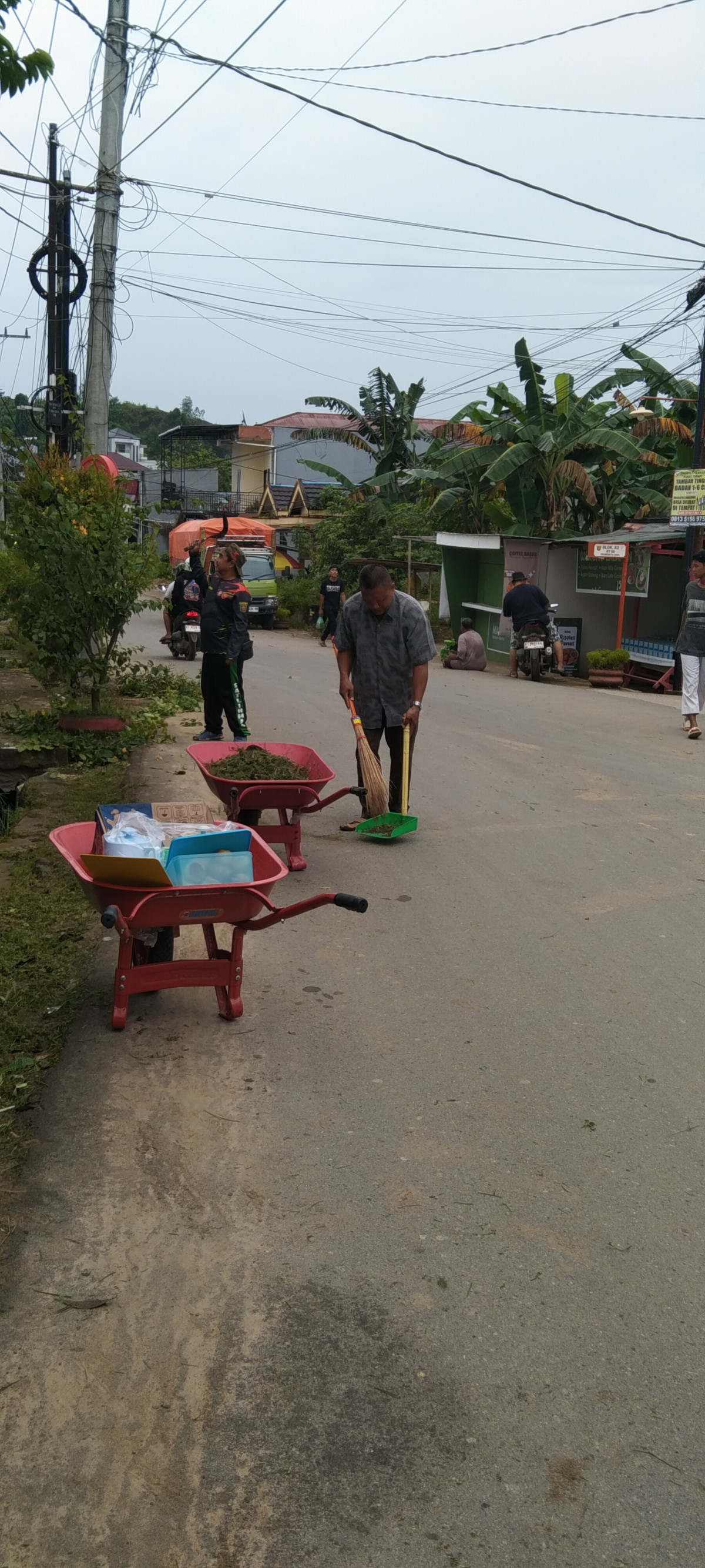Gotong royong membersihkan jln poros Rapak indah permai