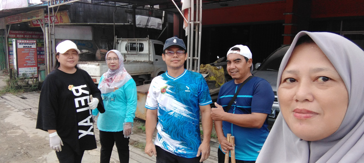 Gotong royong masal bersama kelurahan dan kecamatan