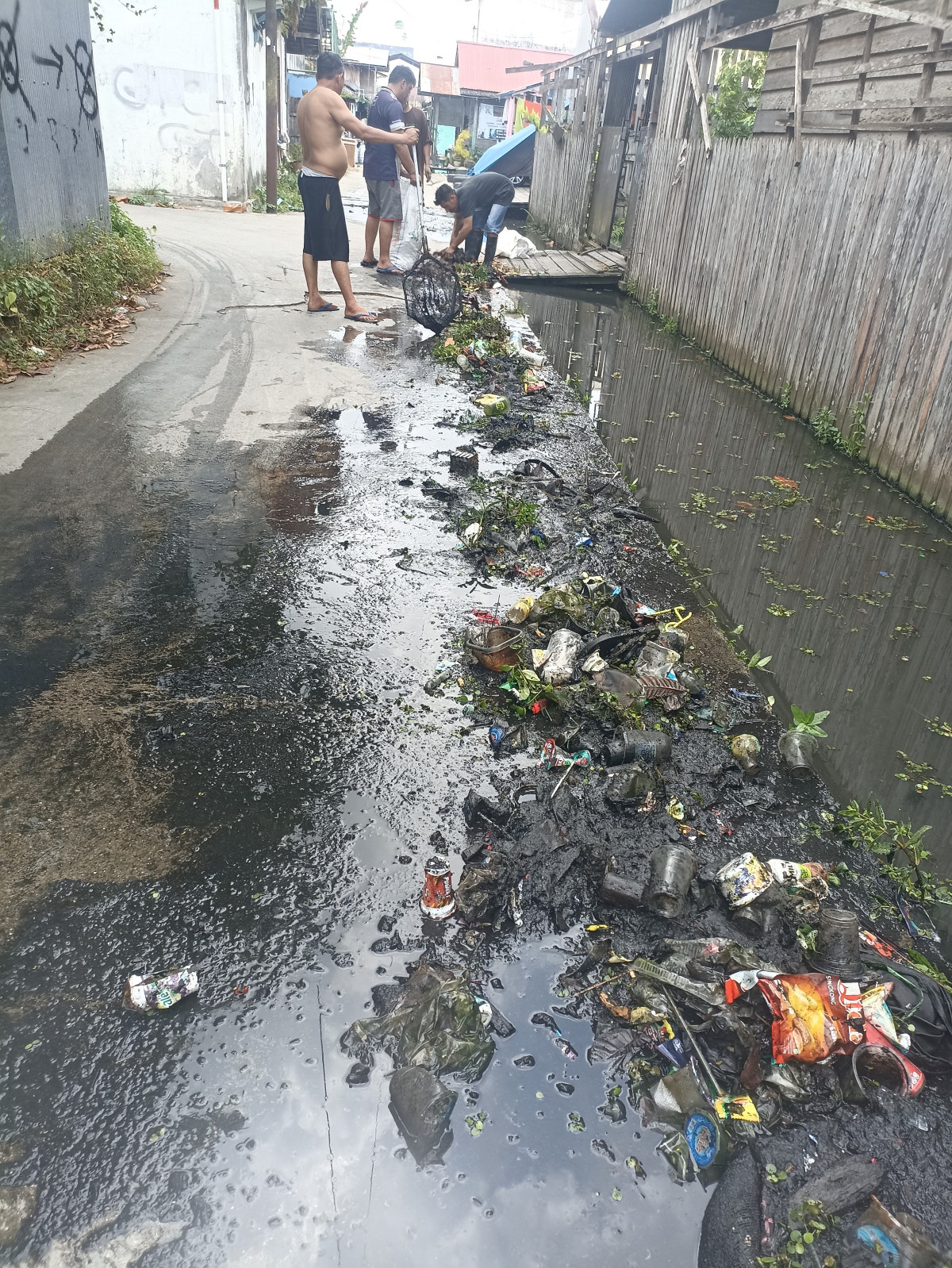 Pembersihan sampah parit