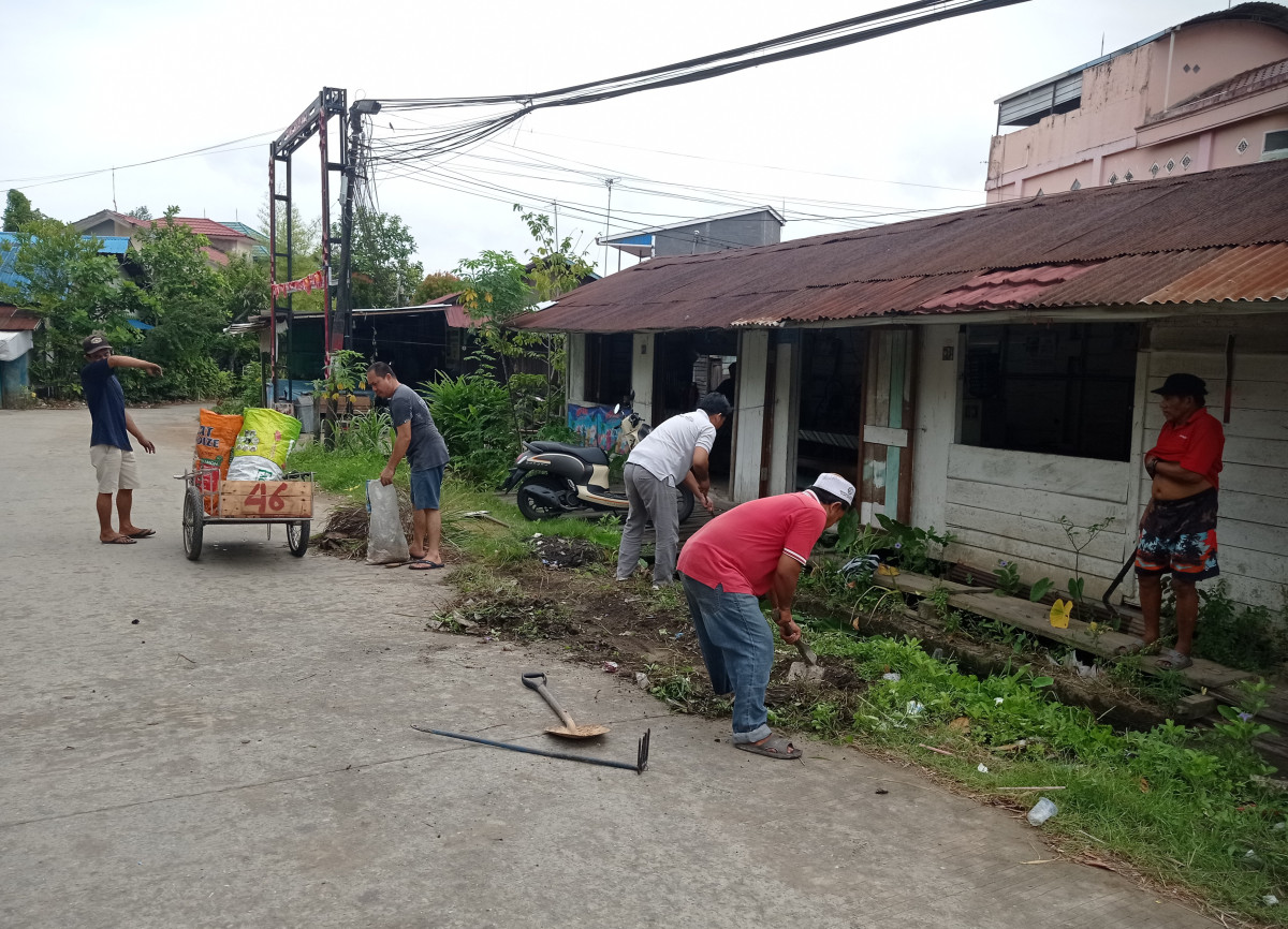 Pembersihan sampah dan rumput