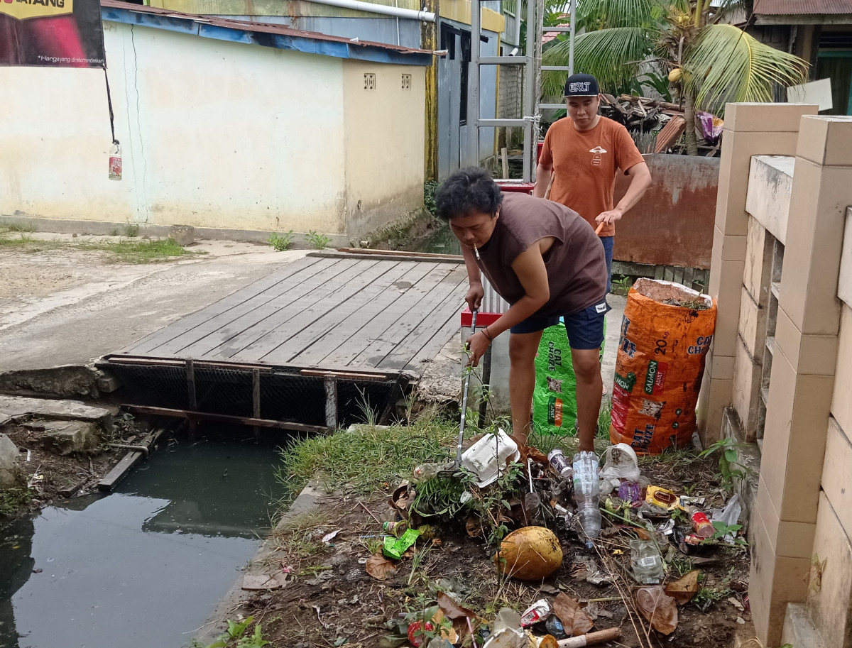 Pembersihan Rumput dan Parit